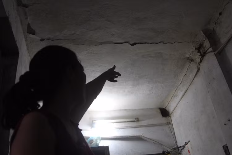 Bà Trần Thị Chuyên (người dân sống trong KTT P16A Thụy Khuê) mất ăn, mất ngủ khi những vết rạn nứt trong nhà càng ngày càng lan rộng.