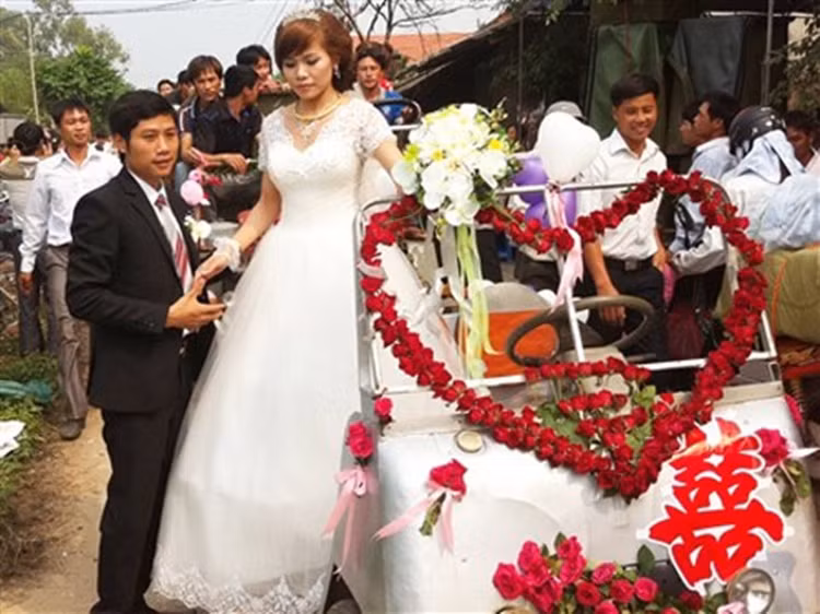 Tất cả những chiếc xe công nông đi đón dâu, được chú rể cùng bạn bè trang trí bóng bay và kết những bông hoa hồng thành trái tim phía trước cự kỳ lãng mạn. Ảnh: Tiền Phong.