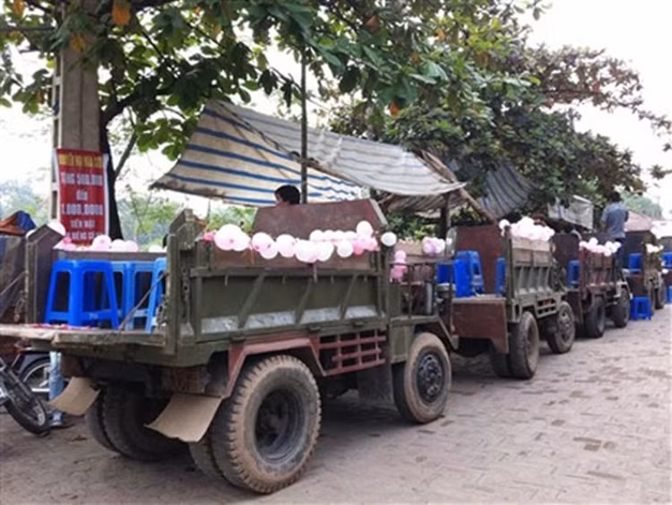 Vào đầu tháng 10/2012, màn rước dâu độc đáo bằng xe công nông ở Hoài Đức (Hà Nội), khiến nhiều người cảm thấy ngạc nhiên, và đặc biệt thích thú. Ảnh: Tiền Phong.