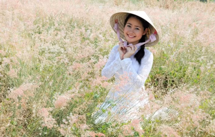 Khoe nụ cười như mùa thu tỏa nắng.