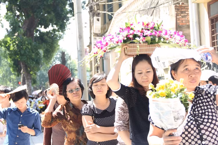 Trong số hàng vạn người tìm về kính viếng Đại tướng Võ Nguyên Giáp, có rất nhiều cụ già...