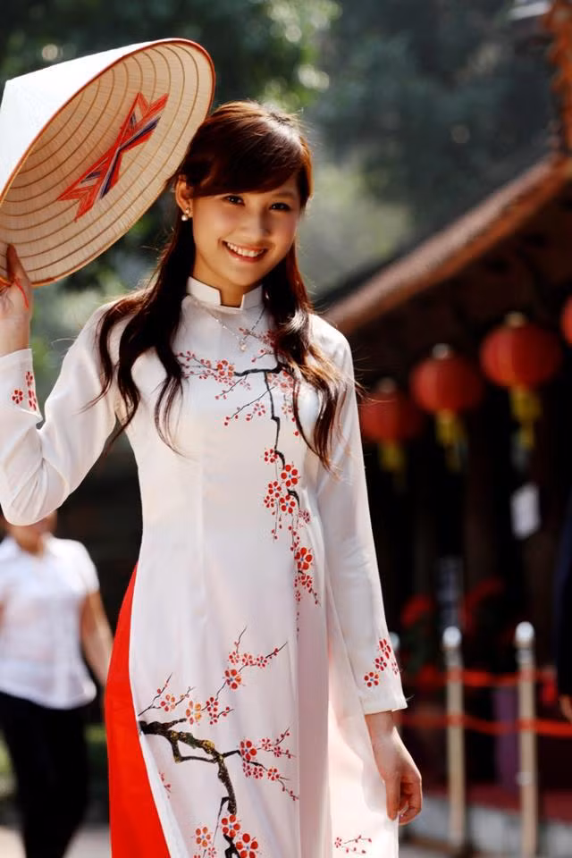 Thướt tha hơn với chiếc nón lá. 
