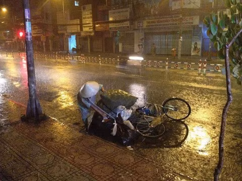 "Mẹ" Bức ảnh muốn nói đến sự vất vả, lam lũ của những người mẹ. Cho dù cuộc sống có khó khăn thế nào đi chăng nữa thì đôi vai gầy của mẹ vẫn luôn làm việc, mong đem hạnh phúc về cho con.