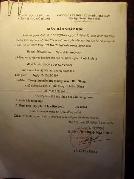 Giấy báo nhập học của cụ Ân vào năm 2009.