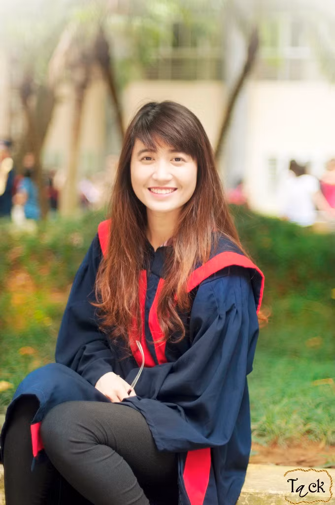 ...nụ cười rạng rỡ trong màu áo cử nhân trên trang Facebook cá nhân của mình.