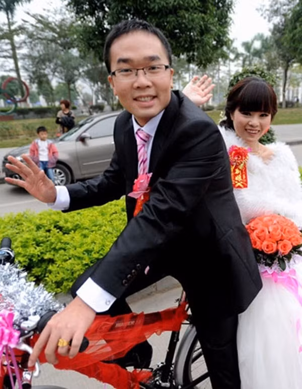Màn rước dâu hết sức giản dị, nhưng cũng không phải vậy mà kém đi phần lãng mạn. 50 chiếc xe đạp này được chú rể trang trí hoa, bóng bay màu hồng sau đó cùng vòng qua nhiều con phố để đi đón cô dâu.