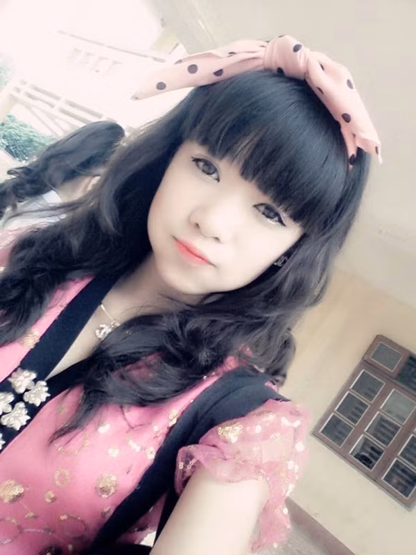 Hình ảnh rất dễ thương của nữ sinh trong trang phục người Thái đen.