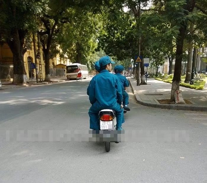 Page Facebook 141 mới đây đăng tải hình ảnh khó coi của bốn nam thanh niên di chuyển trên 2 chiếc xe máy trong sắc phục Dân quân tự vệ và tất cả đều không đội mũ bảo hiểm. Ảnh chụp trên đường Lê Thánh Tông (Hà Nội).