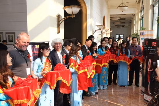 Lễ khai mạc Triển lãm Hà Nội AV Show khai mạc với sự tham gia của nhiều chuyên gia âm thanh nước ngoài: ông Lars Kristensen - CEO Raidho Acoustics, Peter Madnick, giám đốc kỹ thuật Constellation Audio, bà Eveana Manley, chủ nhân của Manley Labs…