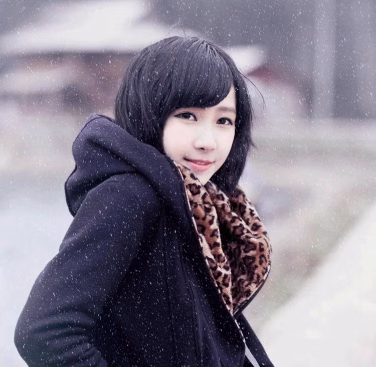 Linh Hoa từng đoạt giải nhất cuộc thi Tìm kiếm Gương mặt Ulzzang Hàn Quốc.