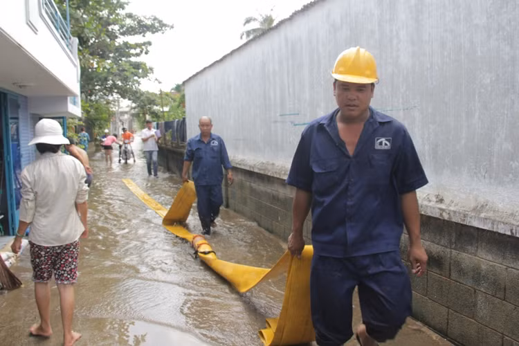 Công ty thoát nước Đô thị TP HCM cũng nhanh chóng có mặt dùng máy bơm công suất lớn hút nước chống ngập.