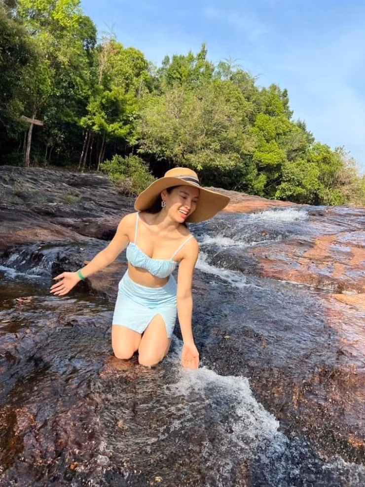 Ngoài ra, cô cũng tiết lộ thêm, toàn bộ việc làm đẹp đều được thực hiện ở Việt Nam nên có mức giá vừa phải.