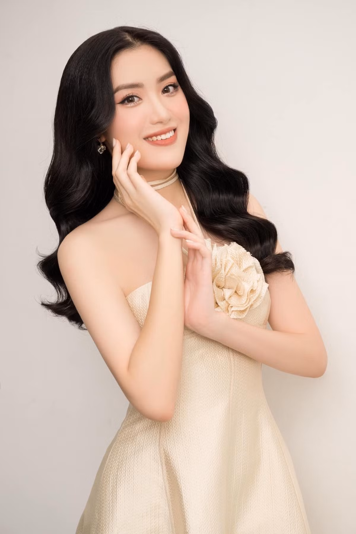 Phan Phương Oanh sinh năm 2003, đến từ Thanh Hóa, top 35 Hoa hậu Việt Nam 2022. Hiện người đẹp là sinh viên năm 2 ngành Kinh doanh quốc tế, Đại học Kinh tế Quốc dân. Cô không chỉ sở hữu vẻ đẹp ngọt ngào mà còn gây ấn tượng với thành tích IELTS 6.5.