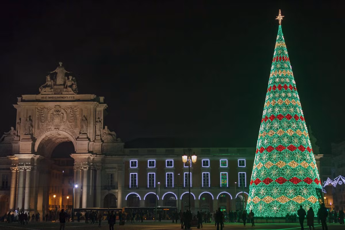 Đến một trong những quảng trường nổi tiếng nhất của Lisbon, Comercio (Portugal), đóng vai trò là cửa ngõ vào thành phố, bạn sẽ bắt gặp cây Giáng sinh nhân tạo vô cùng ngoạn mục - được coi là cao nhất ở châu Âu với chiều cao 76 mét - đã được đưa vào Kỷ lục Guinness Thế giới.