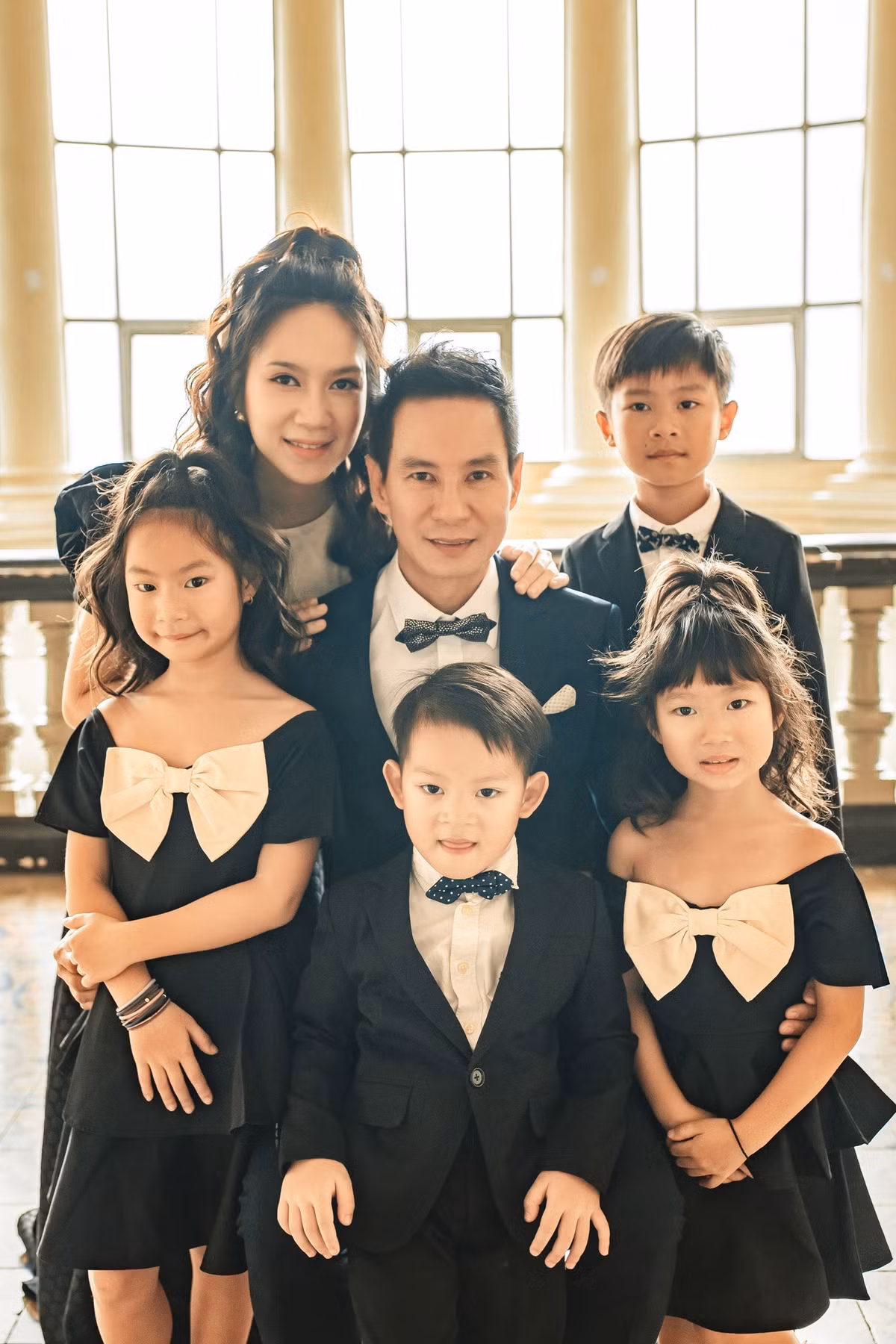 Phía sau hôn nhân của các sao nam lấy vợ kém hàng chục tuổi - Hình 3 Phia sau hon nhan cua cac sao nam lay vo kem hang chuc tuoi-Hinh-3