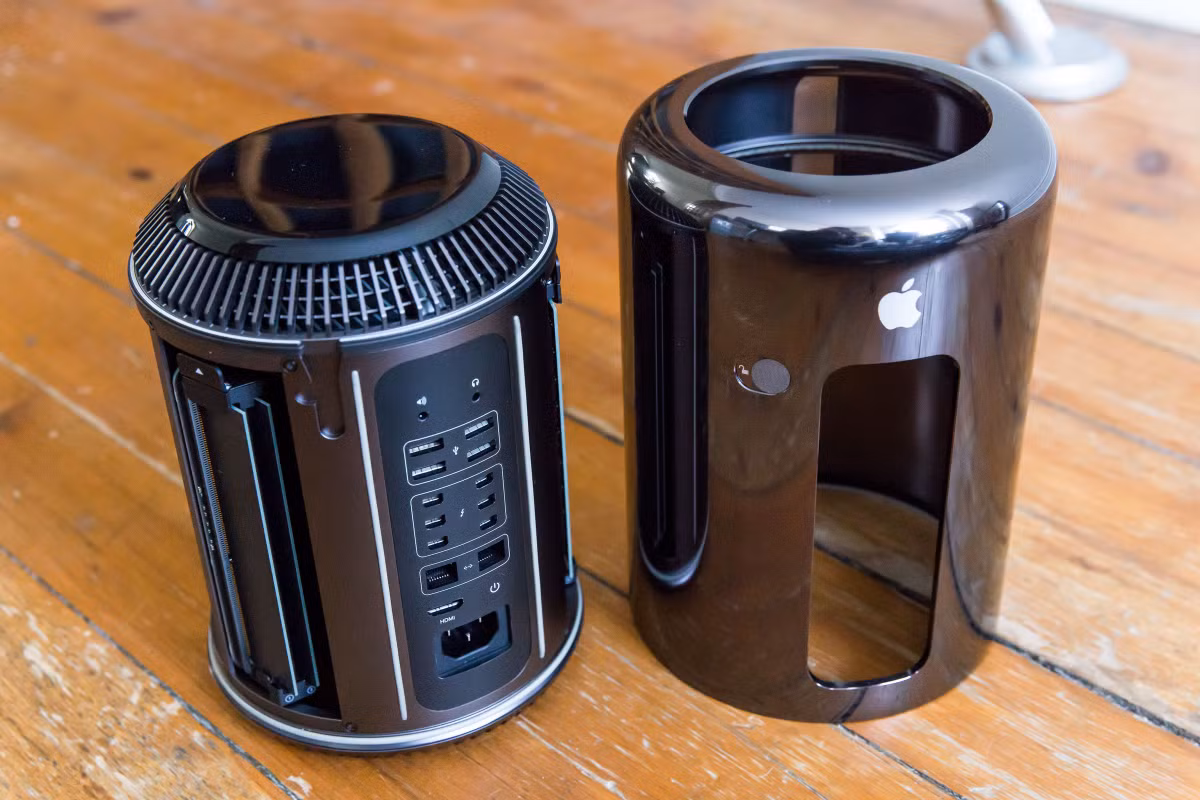 Không dùng thiết kế thùng máy truyền thống, Mac Pro 2013 nằm trong khối hình trụ tròn, được nhiều người gọi là “thùng rác”. Bên trong máy là CPU Intel Xeon, GPU AMD FirePro cùng loạt công nghệ phần cứng cao cấp. Theo Apple, thiết kế hình trụ giúp Mac Pro 2013 tản nhiệt tốt hơn. Tuy nhiên, việc gắn module mở rộng hay nâng cấp phần cứng phụ thuộc vào cổng Thunderbolt 2 thay vì gắn trực tiếp vào thùng máy. Điều đó khiến nhiều người dùng lên tiếng chỉ trích, khiến Apple phải lên tiếng xác nhận Mac Pro tiếp theo sẽ chuyển sang thiết kế module truyền thống. Ảnh: Wikimedia.