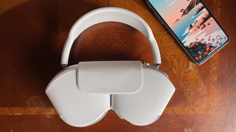 Smart Case là phụ kiện kèm theo tai nghe AirPods Max. Theo Apple, Smart Case sẽ kích hoạt chế độ siêu tiết kiệm pin do AirPods Max không có nút nguồn. Tuy nhiên, thiết kế của Smart Case nhanh chóng trở thành chủ đề ảnh chế (meme) trên Internet, bị nhiều người so sánh với túi xách, ví và nội y. Trong khi đó, khả năng bảo vệ hay cất gọn AirPods Max vào balo của Smart Case gần như không có. Ảnh: Macworld.