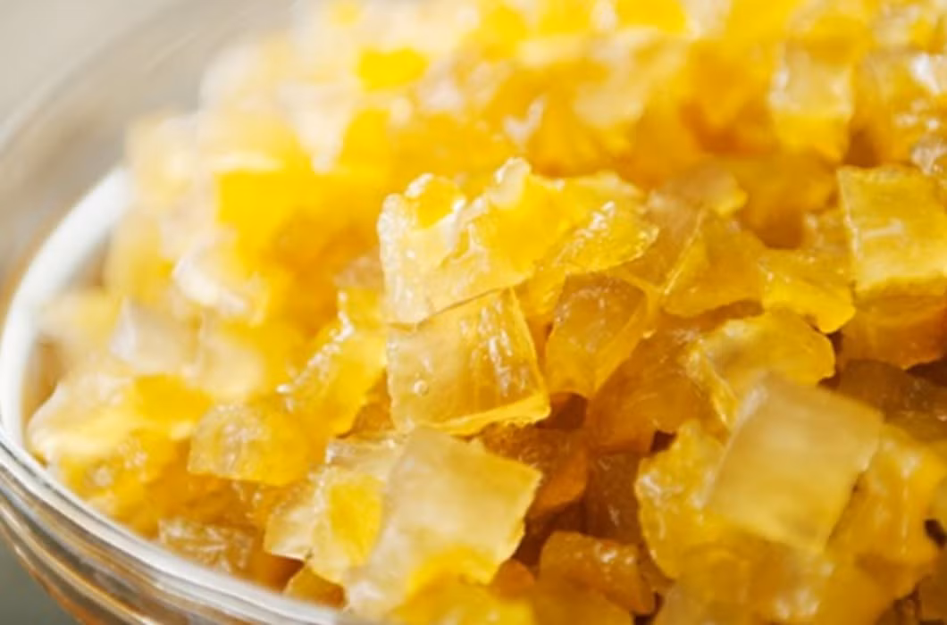 Loại quả này được xem là một vị thuốc quý chứa rất nhiều vitamin C, acid hữu cơ, dầu chanh và glucozit có tác dụng điều trị các chứng ăn không tiêu, đầy bụng, đau dạ dày, viêm gan .