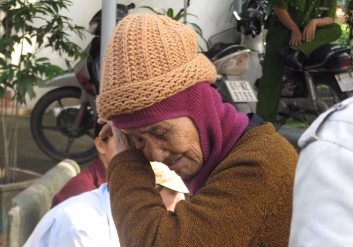 Bà nội anh Phú đau đớn trước cái chết của cháu.
