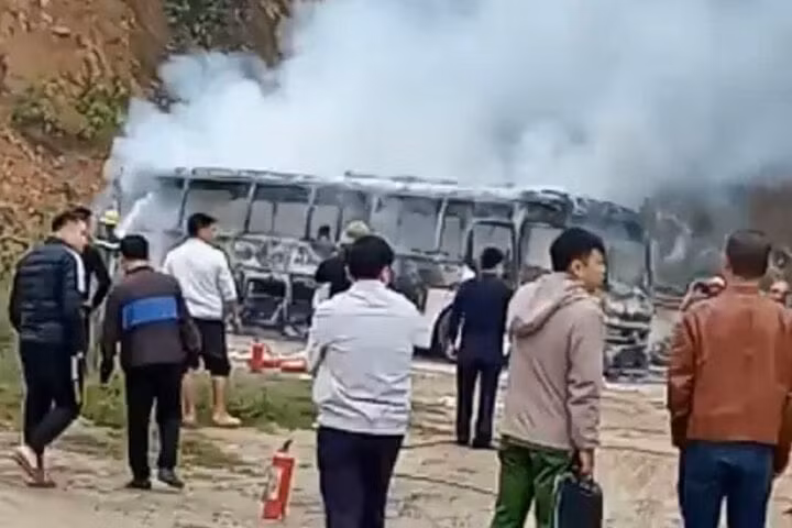 O to du lich cho hoc sinh boc chay du doi o Hoa Binh