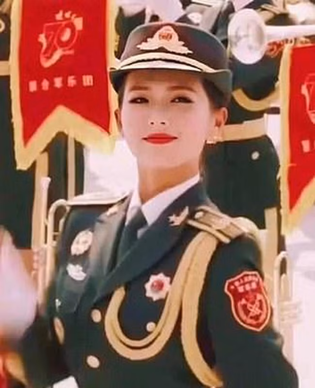Gao Yuan là thành viên đội quân nhạc, được mệnh danh là “Nữ quân nhân xinh đẹp nhất trong lễ duyệt binh ngày Quốc khánh” Trung Quốc sau khi những khoảnh khắc của cô lọt vào ống kính truyền hình.