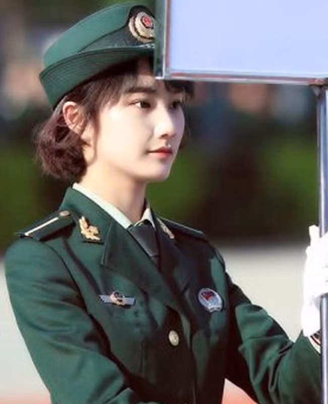 Nữ quân nhân Trung Quốc mặc quân phục có hình dáng chữ X, bó chặt ở hông “để trông thanh lịch hơn”.