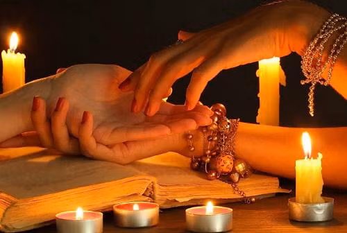 8. Bói toán: Phần lớn khách hàng của thầy bói đến từ những người có kỹ năng phân tích thấp. Trong khi đó, tư duy logic có lẽ là phẩm chất quan trọng để đạt được sự giàu có và thành công. Bên cạnh đó, những người thành đạt thường có xu hướng tin tưởng vào bản thân - họ chỉ đơn giản là không cần sự giúp đỡ của thế giới khác!