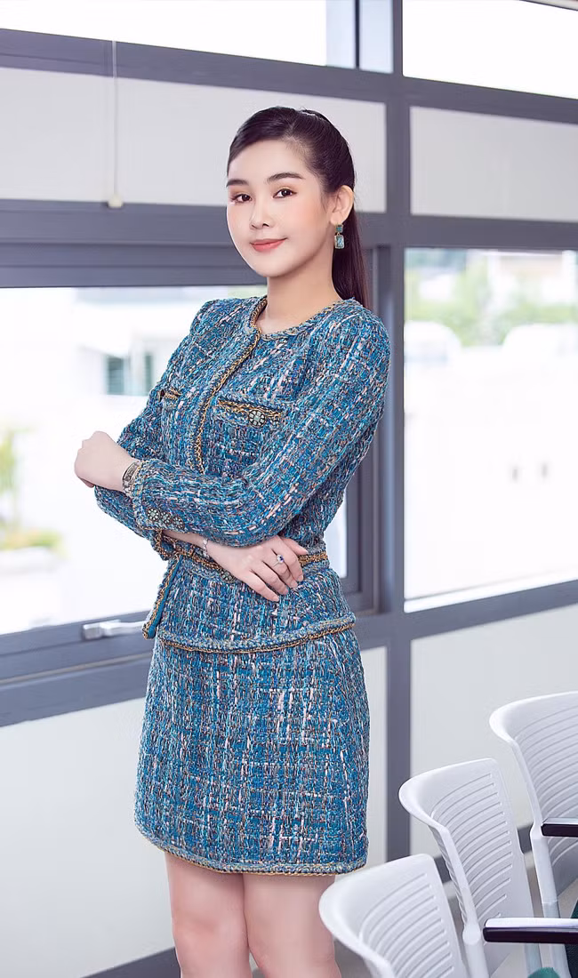 Cô chia sẻ: "Không chấp nhận nổi khi nhìn lại mình đêm đăng quang, giờ đây tôi chinh phục mọi người bằng học vấn. Trở thành giảng viên đại học, tôi nhận được sự tôn trọng, công nhận trong năng lực và kiến thức của mình. Tiếp cận với môi trường giáo dục khiến tôi thôi thúc phải trở thành phiên bản tốt hơn mỗi ngày".
