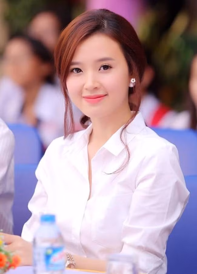 Midu luôn xuất hiện với gương mặt xinh đẹp cùng gu mặc thanh lịch, đặc biệt là trang phục có màu sắc tối giản.