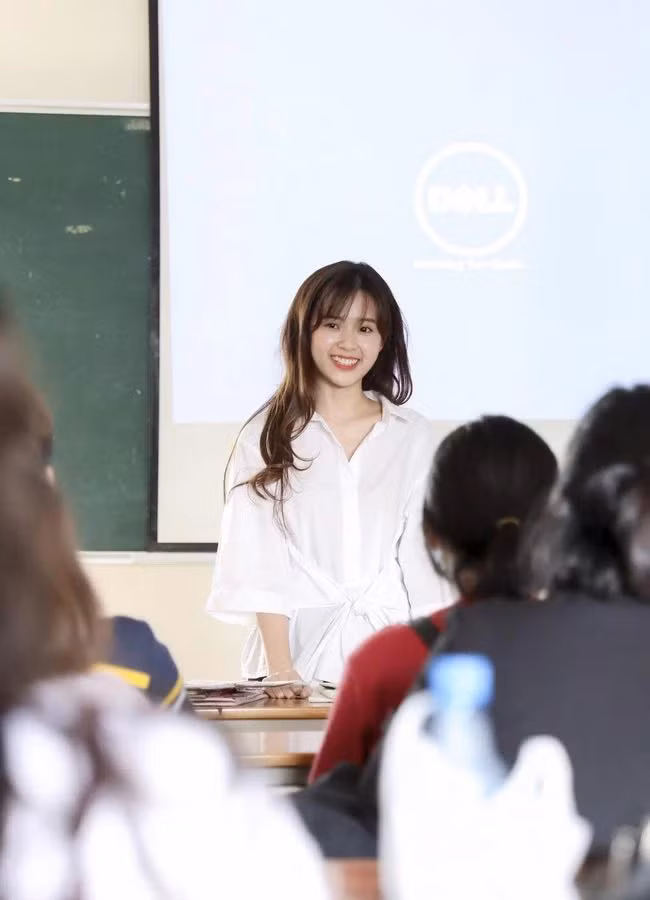 Cũng giống như Ngân Anh, Midu có gu mặc nhẹ nhàng, tinh tế khi lên giảng đường.