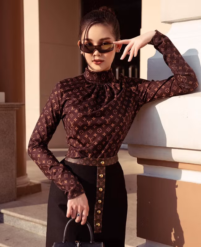 Lê Âu Ngân Anh nhận được nhiều lời khen bởi sự chỉn chu, tinh tế trong cách phối đồ. Ngay cả khi dạy học ở nhà, cô cũng khiến nhiều người ngưỡng mộ bởi những outfit sang, xịn.