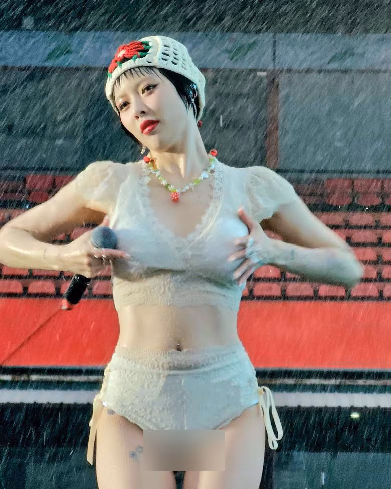 Năm nay, HyunA nhận được nhiều sự chú ý hơn cả khi cô mặc bộ nội y ren màu trắng, phối cùng đôi boot cao bồi biểu diễn trên sân khấu.
