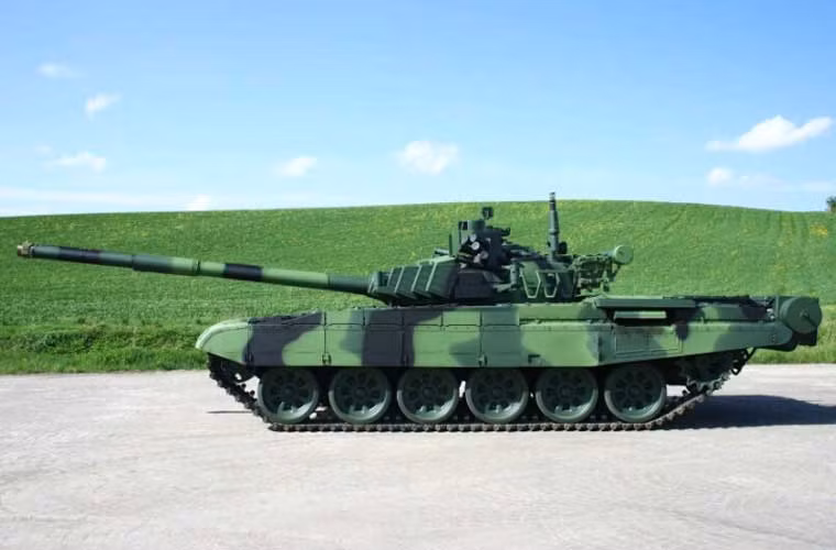 T-72M4 có trọng lượng tổng thể 48 tấn, dài 9,8m (với nòng pháo), rộng 3,76m, cao 2,18m. Kíp xe vẫn gồm 3 người: trưởng xe, lái xe, pháo thủ.