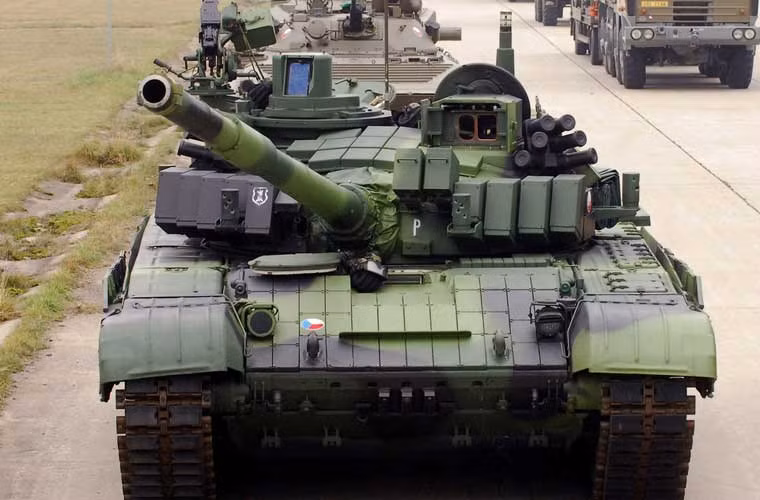 Từ những năm 1990, Bộ Quốc phòng Cộng hòa Czech (MoD) đã nghiên cứu thực hiện kế hoạch hiện đại hóa xe tăng T-72 trong kho (được sản xuất theo giấy phép Liên Xô từ thời Liên Xô). Sau chương trình đó, 2 mẫu T-72M3 và T-72M4 đã ra đời, tuy nhiên MoD quyết định chọn mẫu T-72M4. Ban đầu, MoD muốn nâng cấp 355 chiếc T-72 lên chuẩn M4, dẫu vậy do vấn đề tài chính khiến chỉ có 30 T-72M4 ra đời và chuyển giao trong giai đoạn 2003-2005.