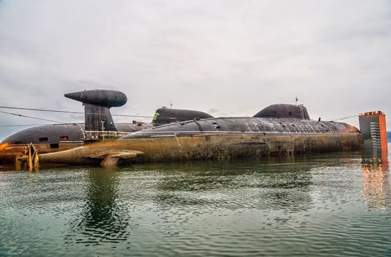 Tàu ngầm Project 971U Shchuka-B được trang bị 8 ống phóng ngư lôi 533mm và 650mm cho phép bắn ngư lôi, tên lửa chống ngầm.