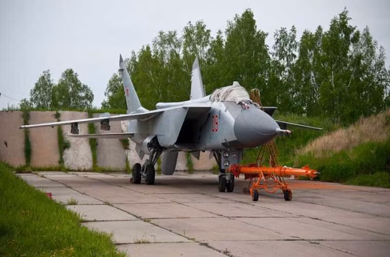 Căn cứ không quân 6979 được xem là lớn nhất vùng Siberia hiện trang bị các máy bay tiêm kích đánh chặn hạng nặng, cực mạnh MiG-31BM. Trước đó, căn cứ này từng kinh qua các loại tiêm kích Su-15TM, MiG-15 và MiG-17.