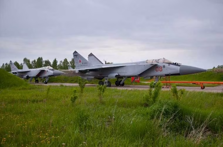 Căn cứ này hiện nay được trang bị các máy bay tiêm kích đánh chặn nhanh nhất thế giới MiG-31BM.
