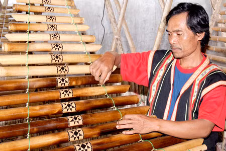Đàn gồm từ 12 đến 16 ống tre hoặc Lồ ô hay nứa có kích cỡ khác nhau được sắp xếp theo thứ tự đi dần lên từ ống lớn đến ống nhỏ, từ ống dài đến ống ngắn. Một đầu các ống được bịt kín do còn nguyên các đầu mấu, đầu kia được gọt vát một phần ống để tạo âm theo chuỗi hàng âm của người dân tộc. Ảnh: Báo Gia Lai.