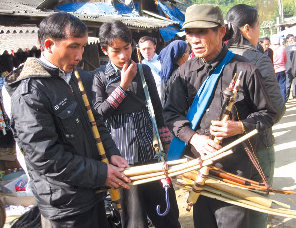 Ở miền núi phía Bắc, khèn Mông là loại nhạc cụ phổ biến. Người Mông quan niệm đã là con trai người Mông thì dù còn trẻ hay đã già, trên người lúc nào cũng phải có cây khèn. Ảnh: Báo Lào Cai.