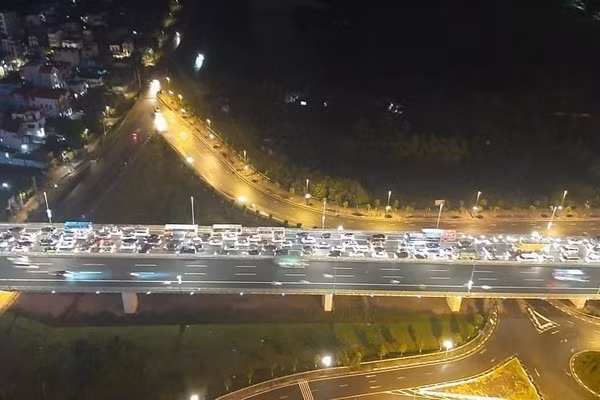 12 ô tô đâm liên hoàn trên cầu Nhật Tân gây tắc nghiêm trọng ảnh 1