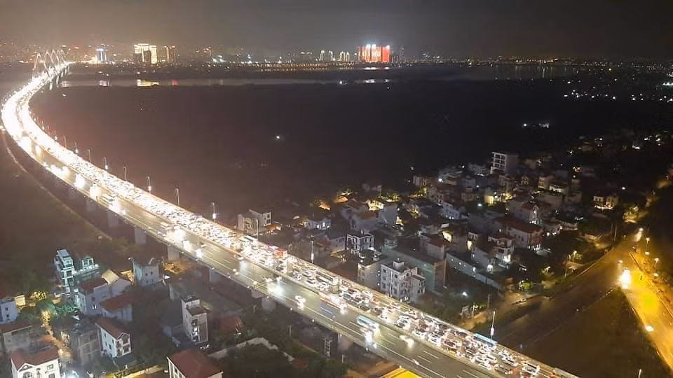 12 ô tô đâm liên hoàn trên cầu Nhật Tân gây tắc nghiêm trọng ảnh 2