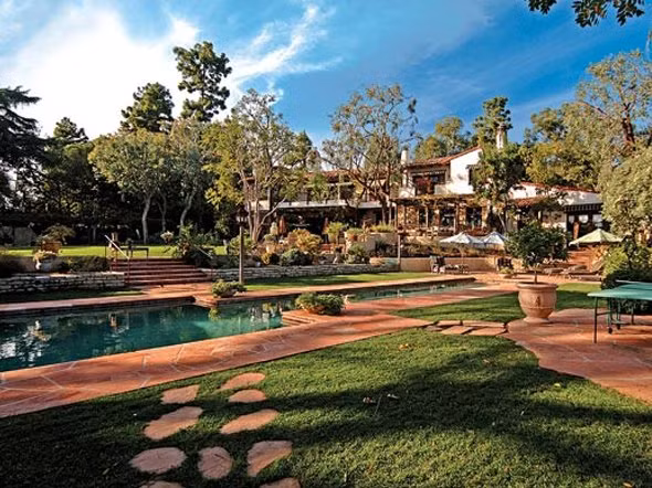 Dinh thự này rộng hơn 1.000 m2, được trang bị bể bơi, sân tennis, phòng tập thể hình, nhà kính và một khu vực rộng lớn dành cho các hoạt động ngoài trời.