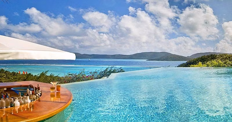 Ông chủ Virgin Group, Richard Branson đã mua hòn đảo Necker vào năm 1978 với giá chỉ 180.000 USD và giờ đây giá trị của nó là 10 triệu USD. Tỷ phú này thường mời các doanh nhân khác đến đến đảo làm việc và vui chơi.