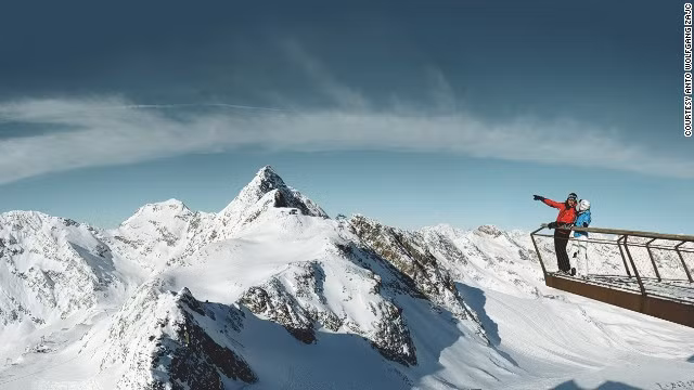 Top of Tyrol là một sàn ngắm cảnh ở độ cao 3000 m so với mặt nước biển tại dòng sông băng Stubai ở Tyrol, Áo. Thép chống phong hoá được sử dụng làm vật liệu xây dựng của công trình này để chống đỡ với điều kiện thời tiết khắc nghiệt nơi đây. Công trình này được hoàn thành vào năm 2008 và cung cấp cho du khách cái nhìn ngoạn mục ra hơn 103 đỉnh núi.