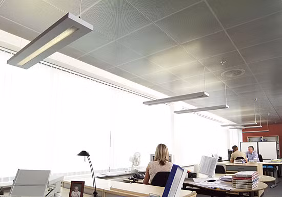 Các bức xạ từ bóng đèn sợi đốt thông thường và cả đèn huỳnh quang cũng có những mối tiềm ẩn gây ung thư da.