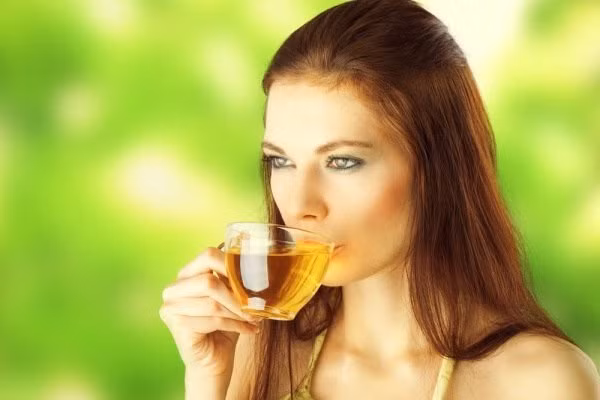 5. Uống trà. Nếu bạn có sở thích nhâm nhi một ly trà nóng sau khi ăn cơm, hãy đợi 30 phút rồi mới uống nhé. Bởi trong thành phần trà có chất tanin vào dạ dày sẽ kết hợp với protein, vitamin B1 và sắt trong thức ăn hình thành những hợp chất khó hấp thụ. Ngoài ra chất tanin và chất theocin được tìm thấy trong các loại trà có tác dụng ức chế sự bài tiết dịch vị và dịch ruột, không tốt cho việc tiêu hóa.