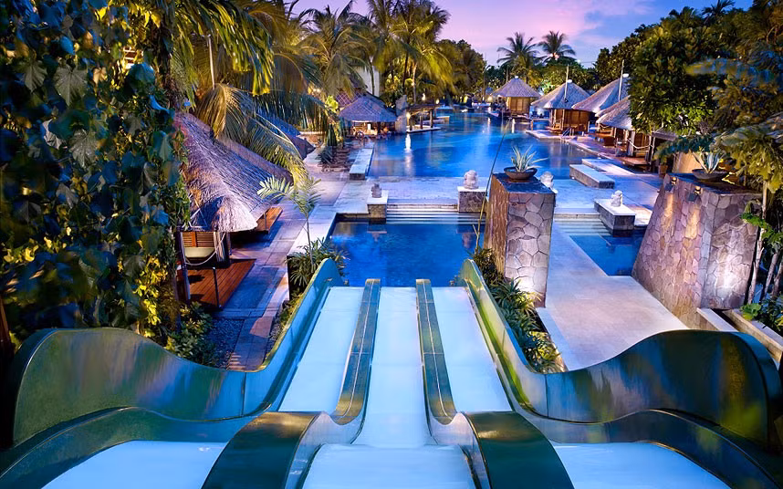 Cầu trượt tuyệt đẹp ở khách sạn Hard Rock tại Bali, Indonesia. Nằm bên bờ bãi biển Kuta, Hard Rock là khách sạn đầu tiên sở hữu hồ bơi lớn nhất ở Bali, cũng như lớn nhất châu Á. Hồ bơi này có những máng trượt nước hết sức ấn tượng.