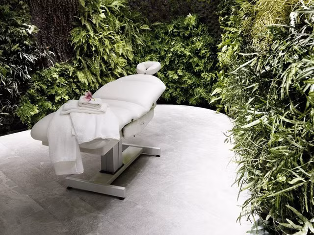 Phòng chờ cao cấp Qantas first lounge tại sân bay quốc tế Sydney (Australia). Nơi đây có một spa mang phong cách Paris nằm trong một khu vườn thẳng đứng ấn tượng với hơn 8.400 cây