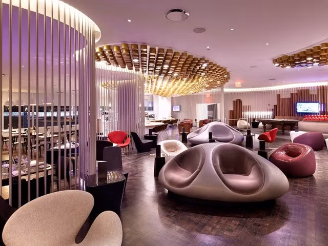 Virgin Atlantic JFK Clubhouse tại sân bay quốc tế John Kennedy. Phòng chờ này có một quầy bar hết sức sang trọng và một spa nổi tiếng.