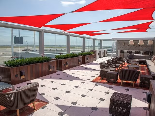 Câu lạc bộ Delta Sky, sân bay quốc tế John Kennedy. Nằm trong khuôn viên rộng hơn 2.000 m2 với trị giá đầu tư lên đến 1,2 tỷ USD, câu lạc bộ này chính là phòng chờ đầu tiên của hãng hàng không Delta Airlines.